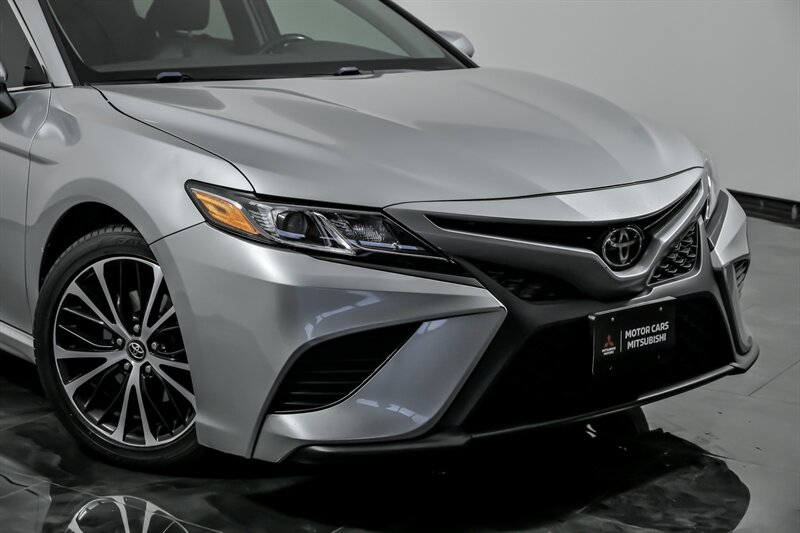 Used 2018 Toyota Camry SE with VIN 4T1B11HK7JU018552 for sale in Aurora, IL