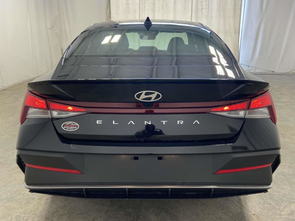 2025 Hyundai Elantra SEL Sport photo 2