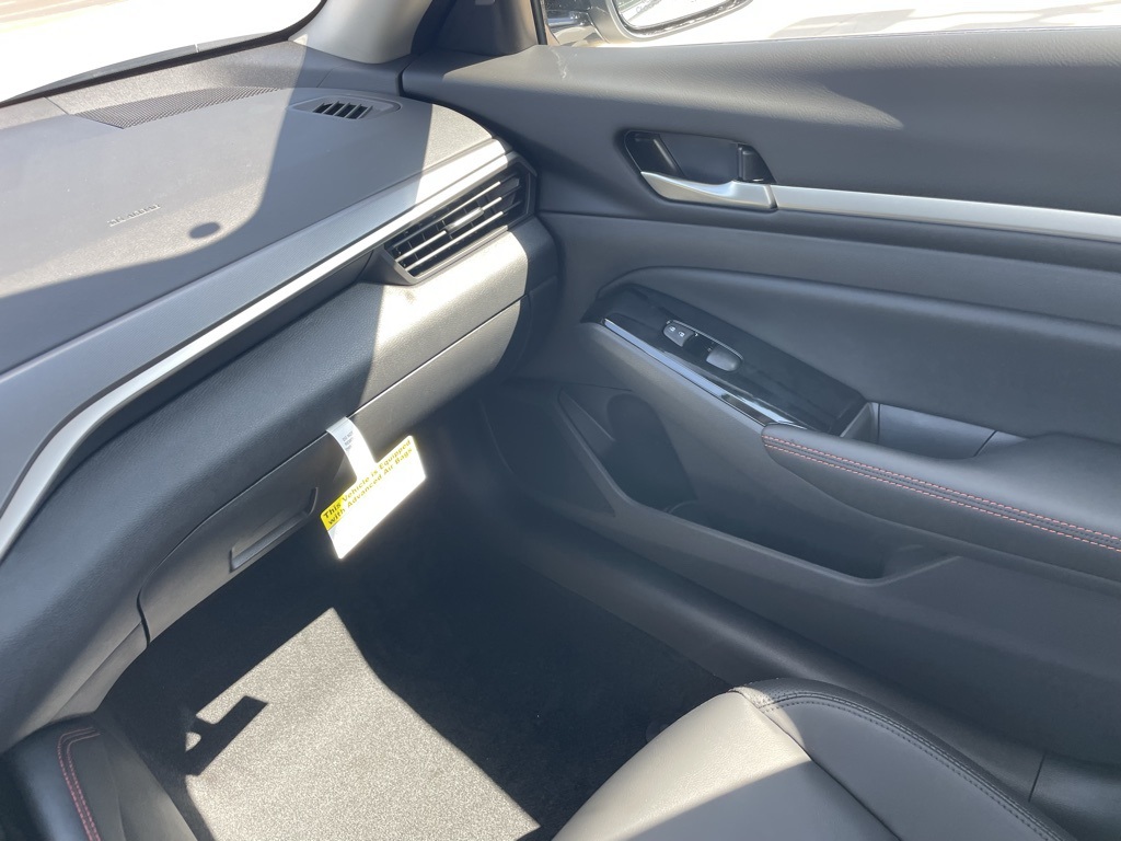 2025 Nissan Altima SR photo 17