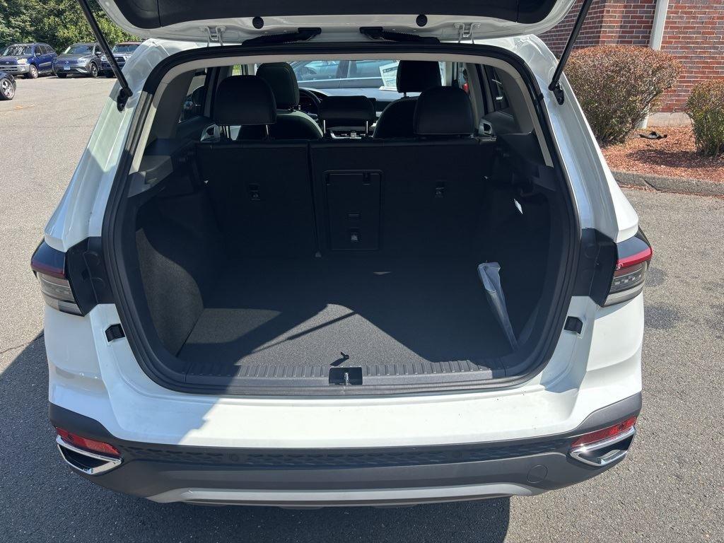 2025 Volkswagen Taos SE photo 14