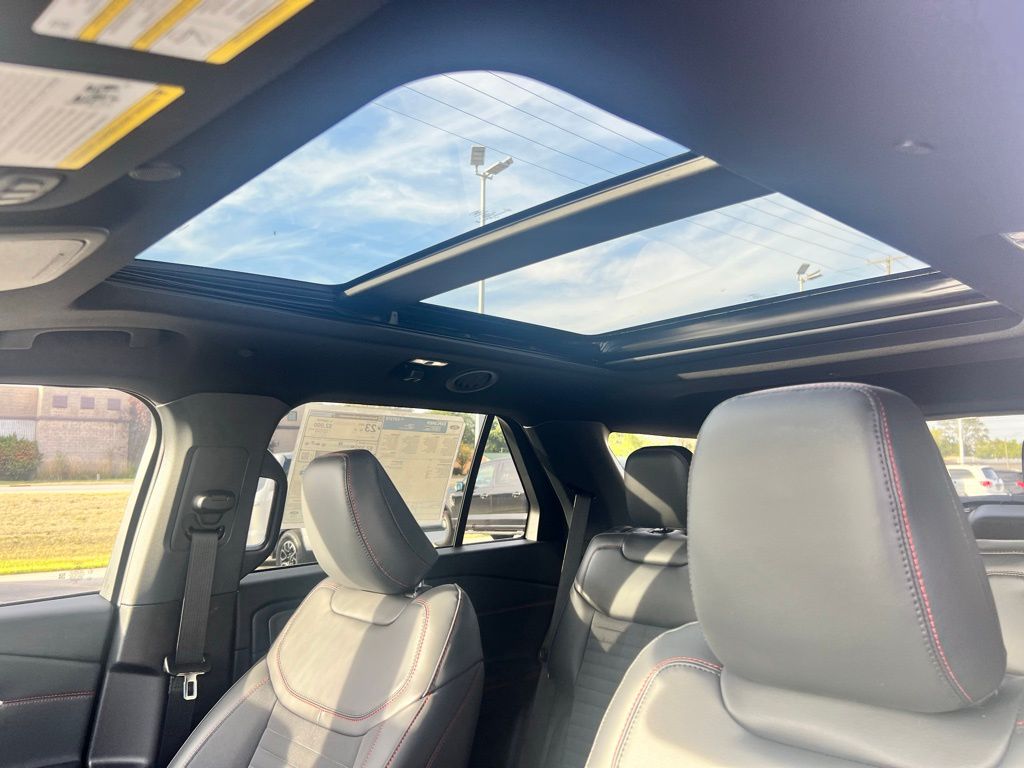 2025 Ford Explorer ST-Line photo 16