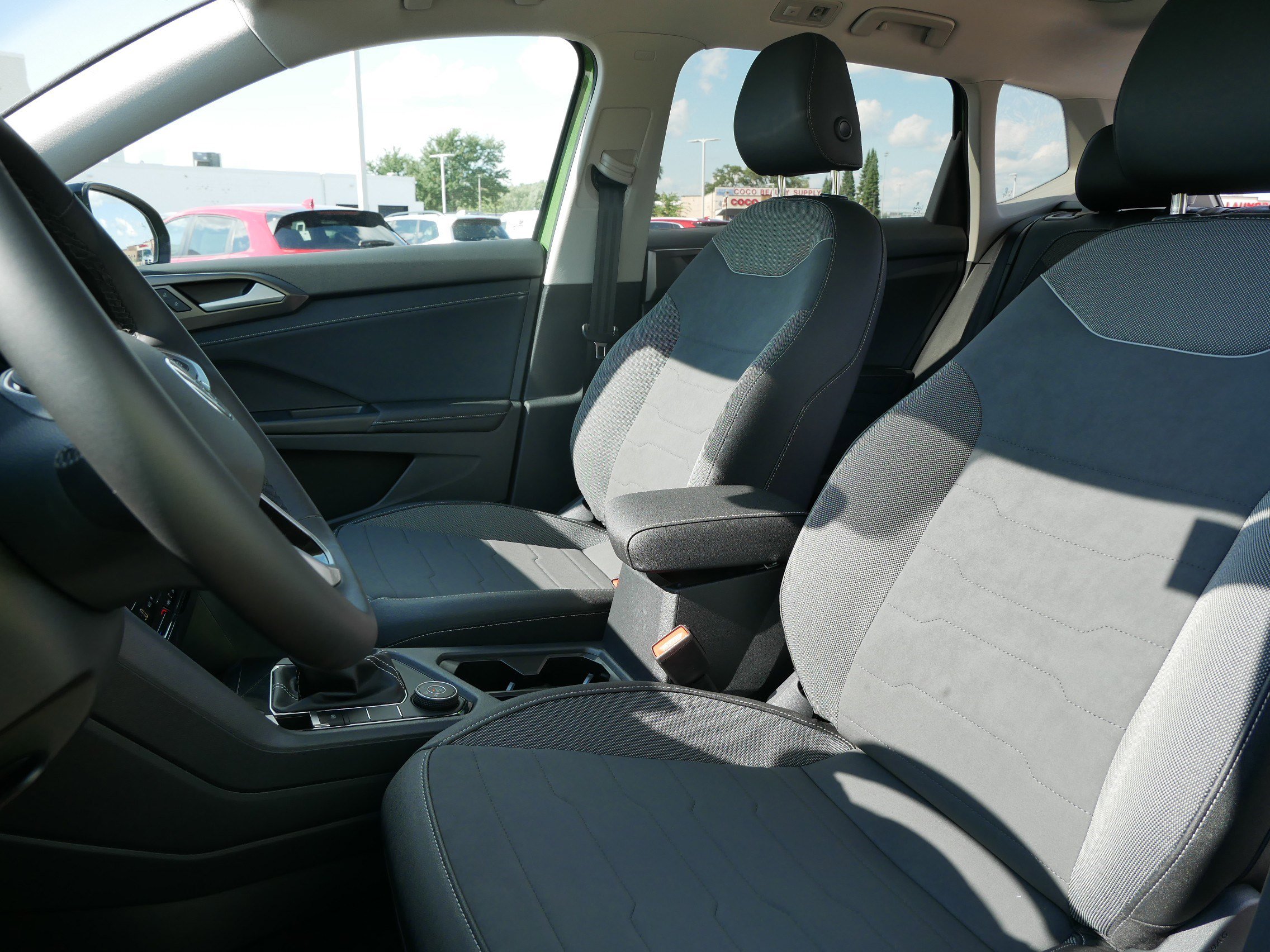 2025 Volkswagen Taos SE photo 4