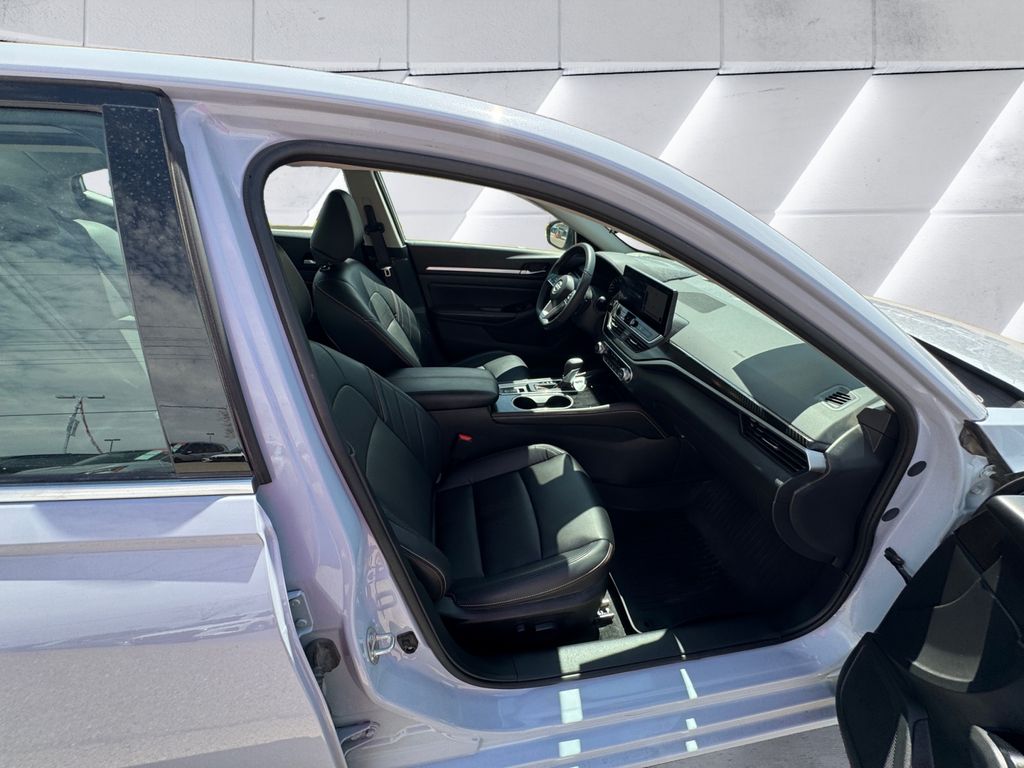 2024 Nissan Altima SR photo 12