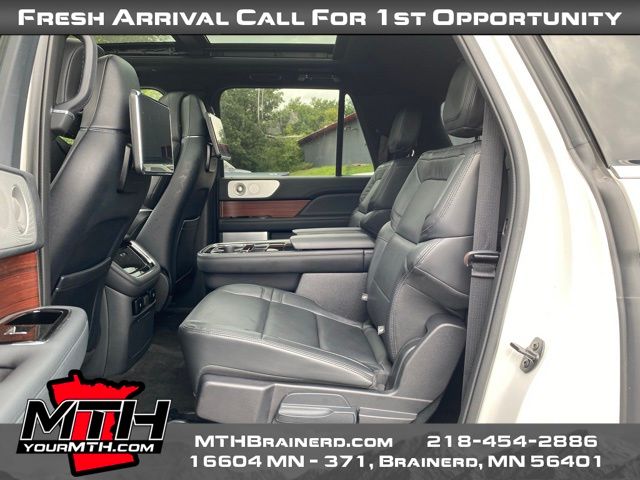 2022 Lincoln Navigator L Reserve Monochromatic photo 10