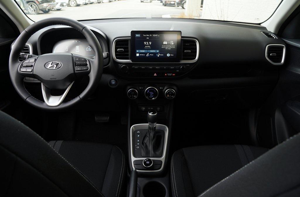 2025 Hyundai Venue SEL photo 11