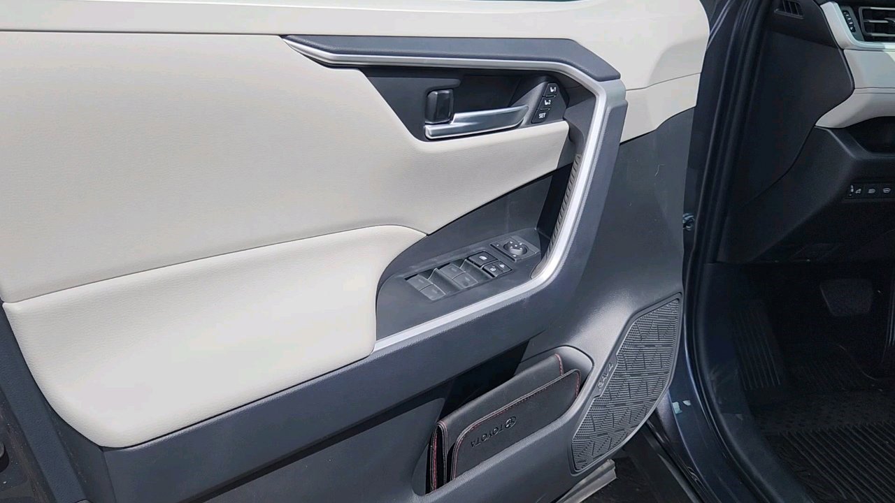 2025 Toyota RAV4 XLE Premium photo 14