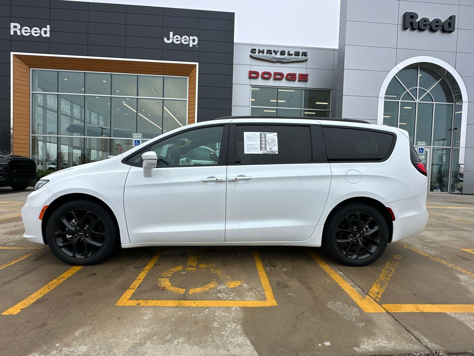 Used 2021 Chrysler Pacifica Touring with VIN 2C4RC1FG3MR607708 for sale in Kansas City