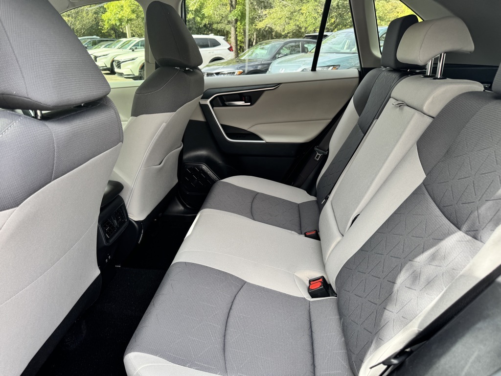 2020 Toyota RAV4 Hybrid XLE photo 11