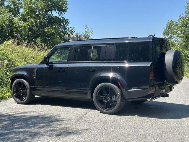 2025 Land Rover Defender 130 X-Dynamic SE photo 9