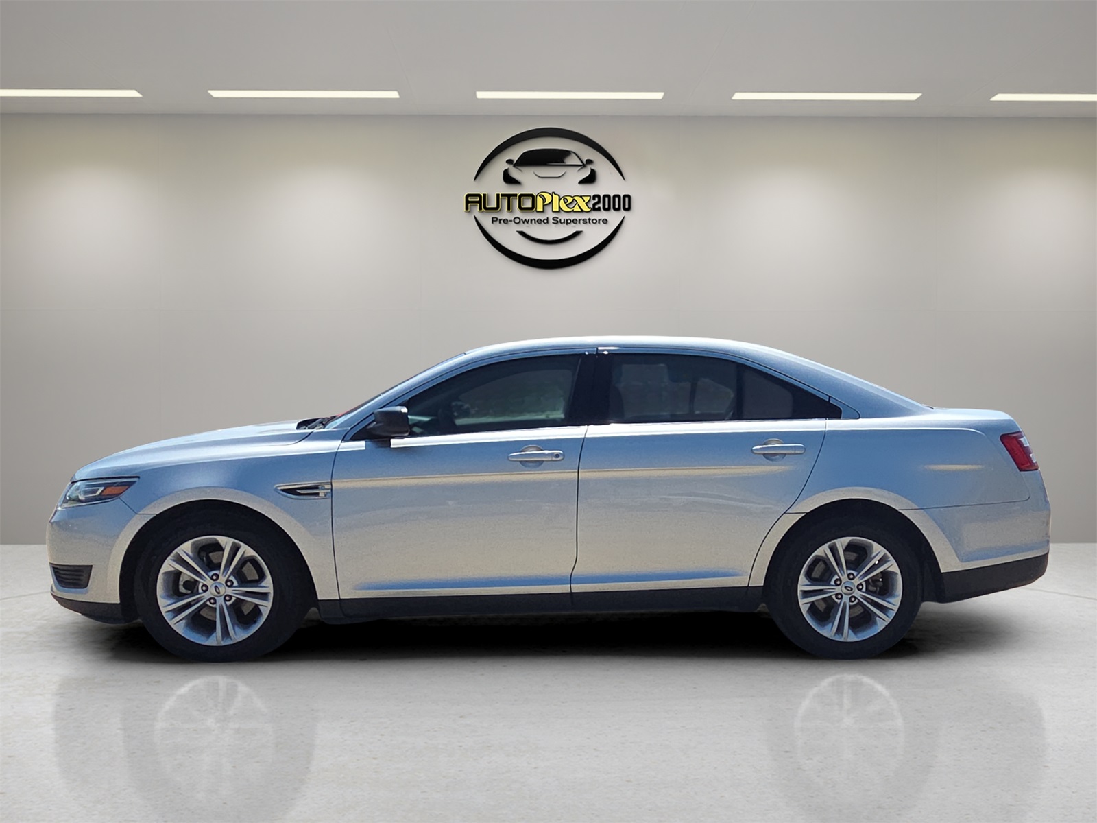 2018 Ford Taurus SE photo 3