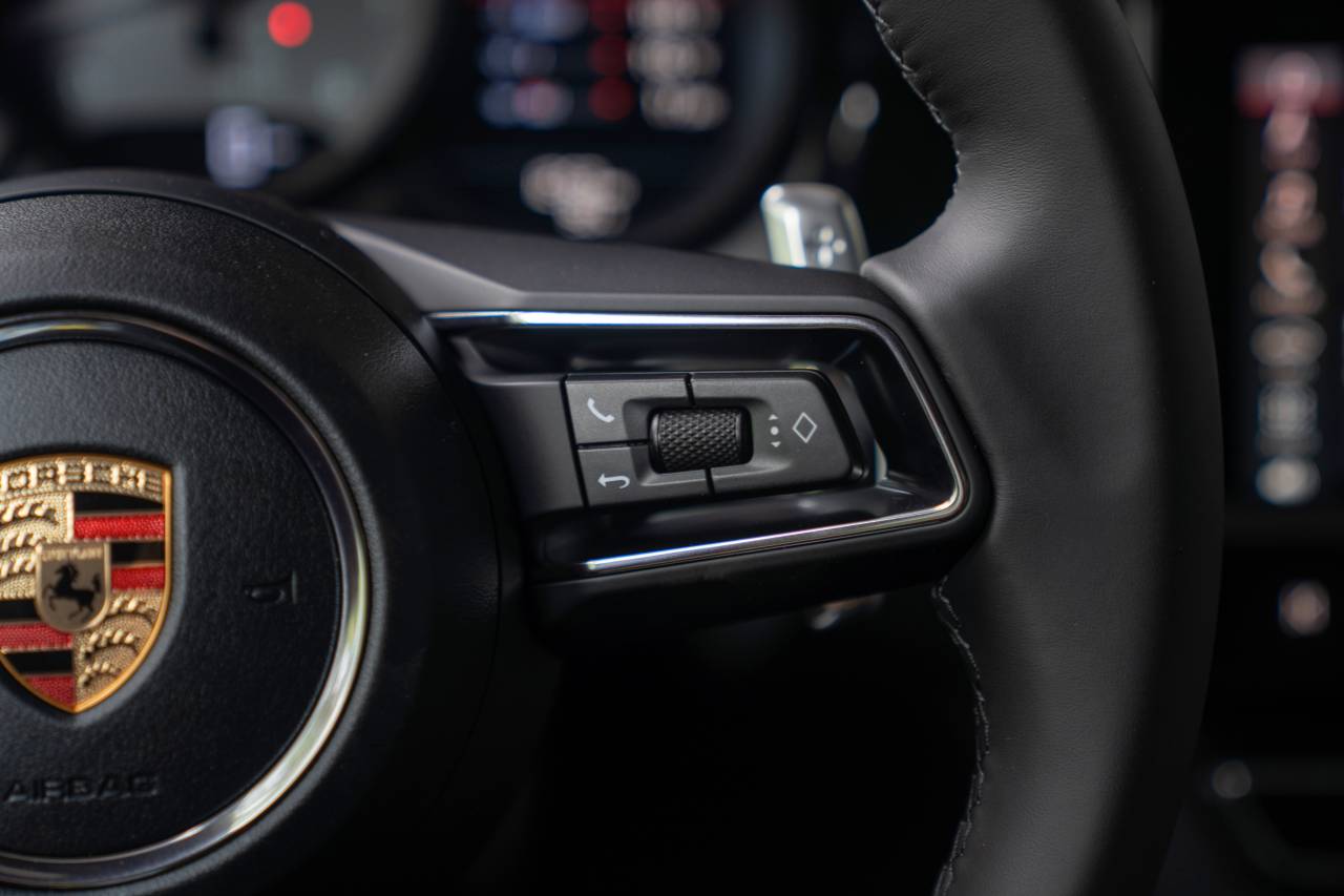 2025 Porsche Macan S photo 9