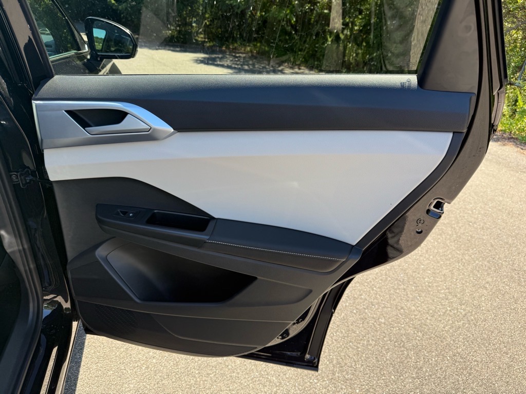 2025 Volkswagen Taos SE photo 11
