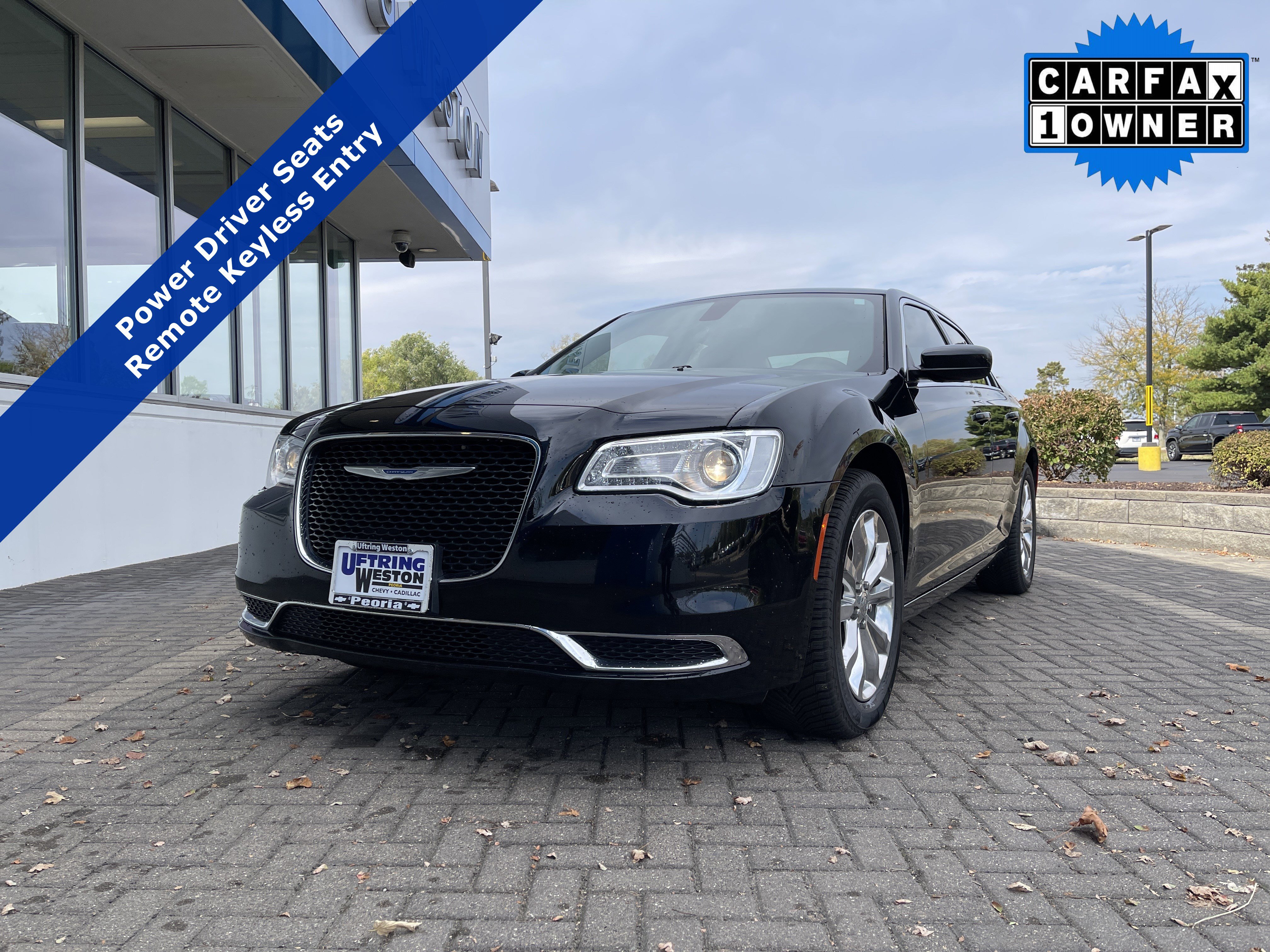 2022 Chrysler 300 Touring's photo