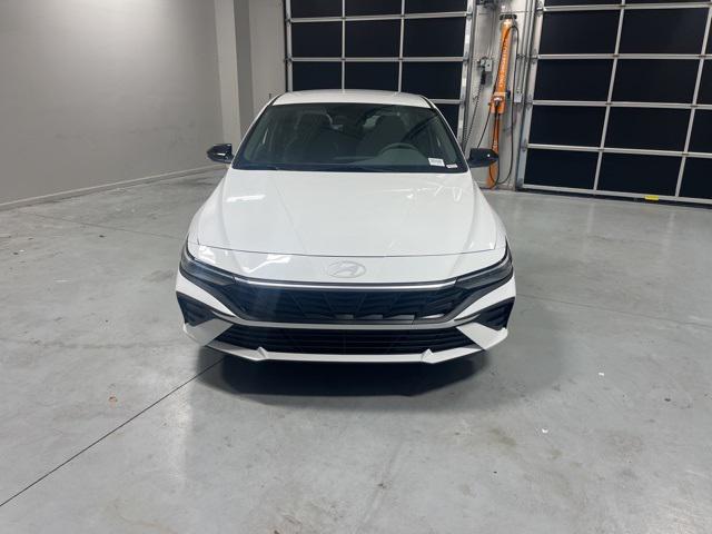 2025 Hyundai Elantra SEL Sport photo 2