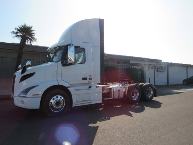 New 2025 VOLVO VNR64T-300's photo