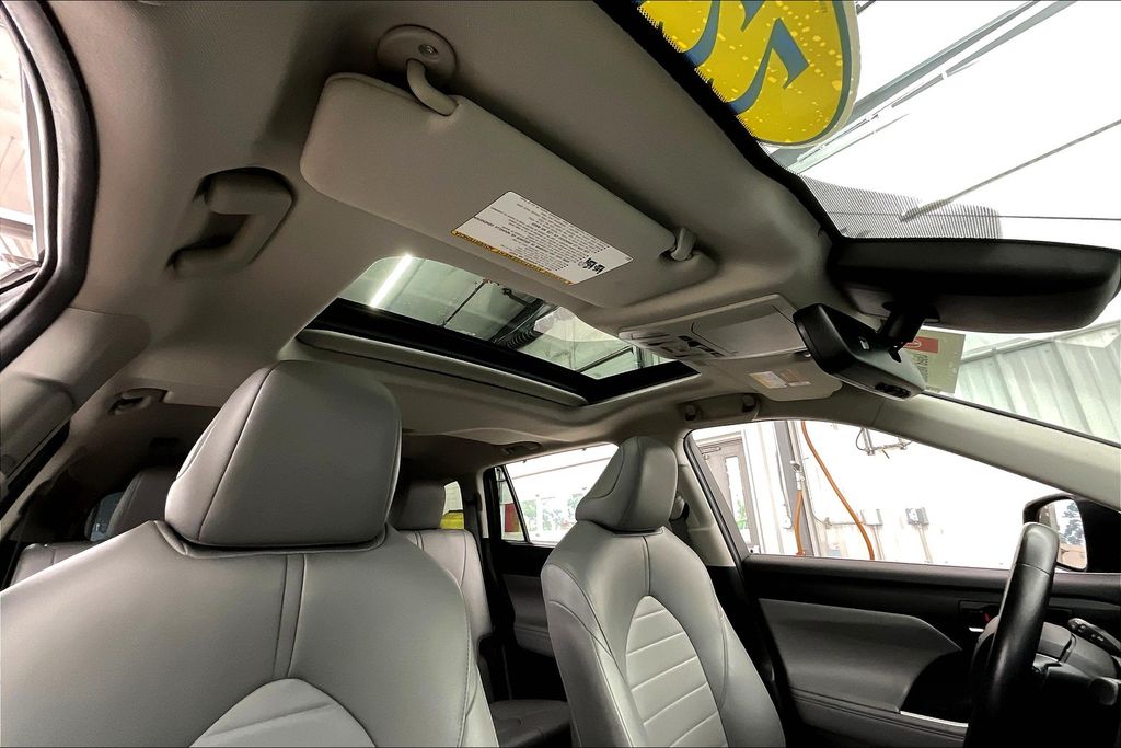 2022 Toyota Highlander Hybrid XLE photo 21