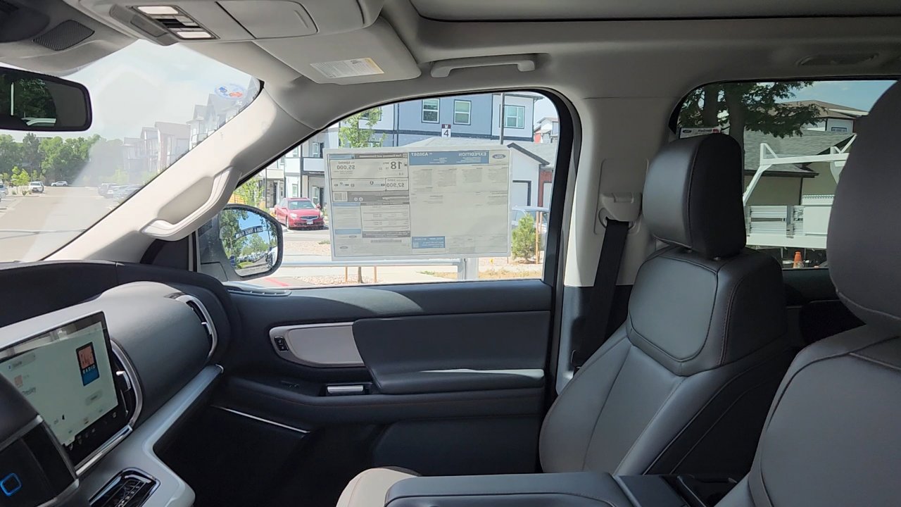 2025 Ford Expedition photo 16