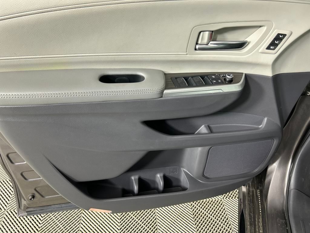 2022 Toyota Sienna Limited photo 17