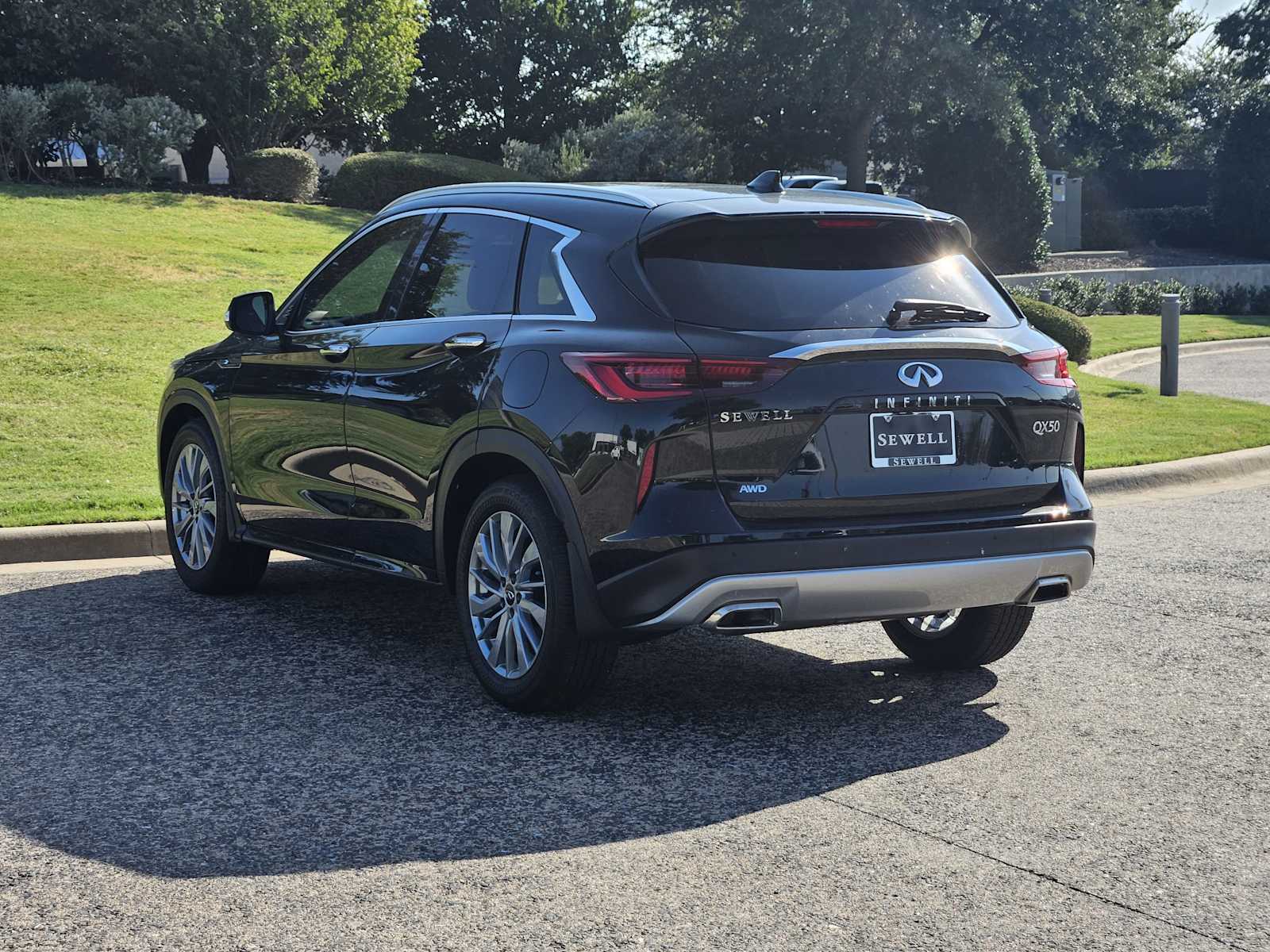 2025 Infiniti QX50 Luxe AWD photo 3