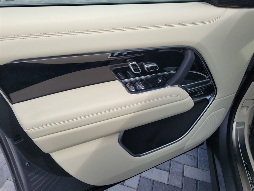 2025 Land Rover Range Rover SE photo 23