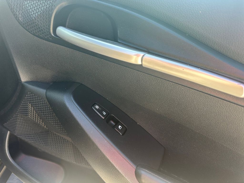 2023 Kia Seltos LX photo 12