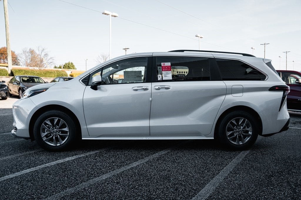 2026 Toyota Sienna XLE photo 4