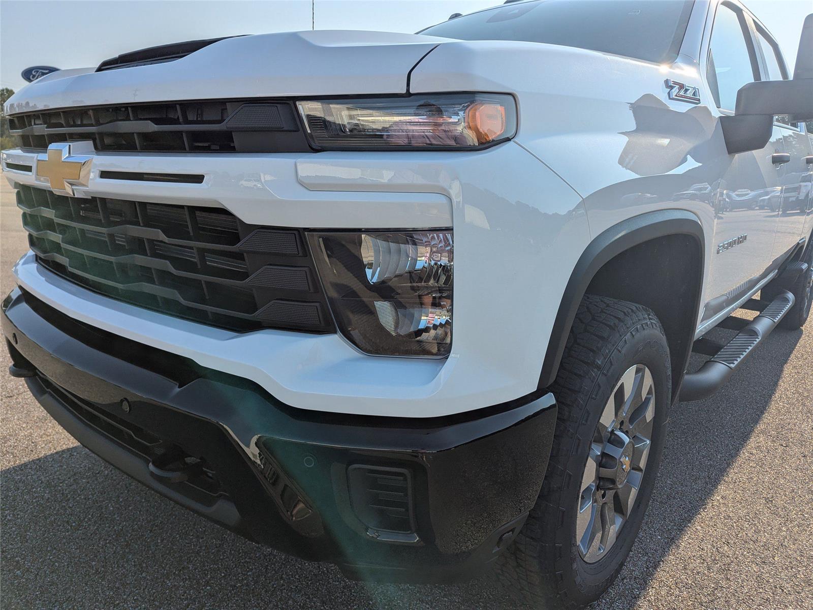 2025 Chevrolet Silverado 2500HD Custom photo 9