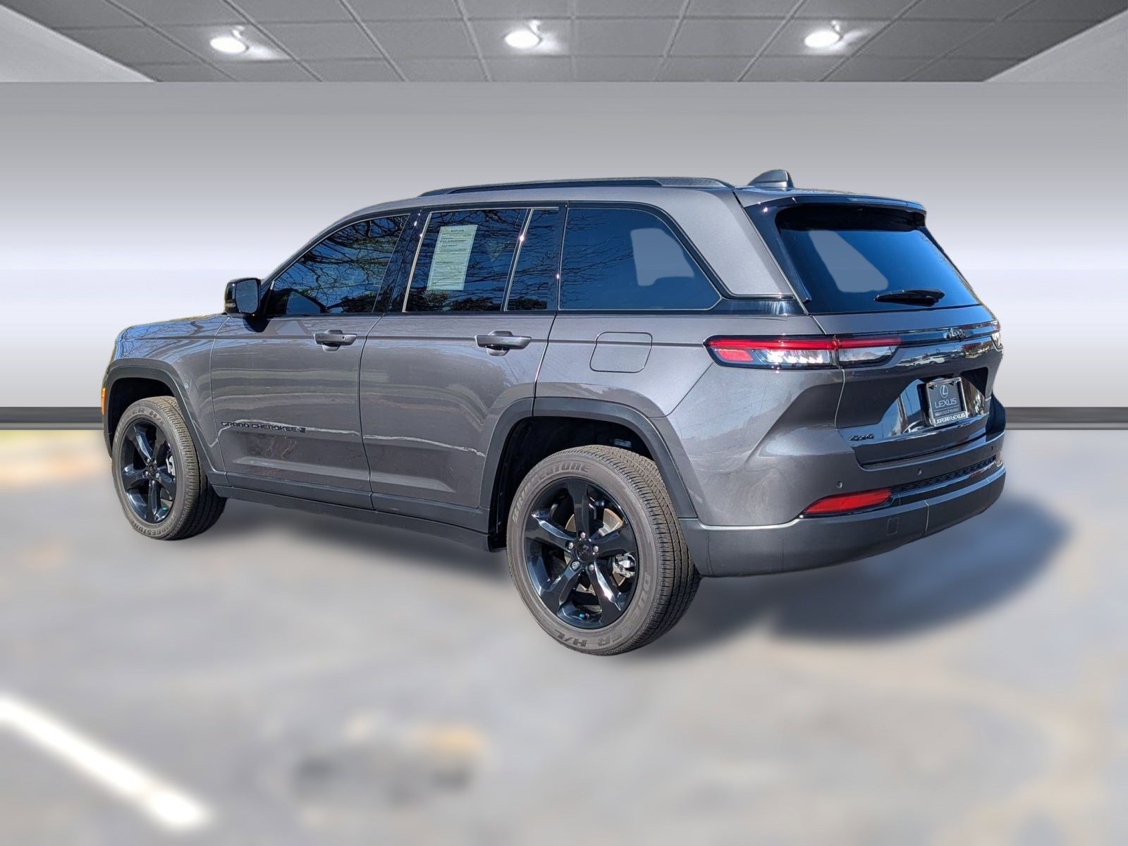2023 Jeep Grand Cherokee Altitude photo 2