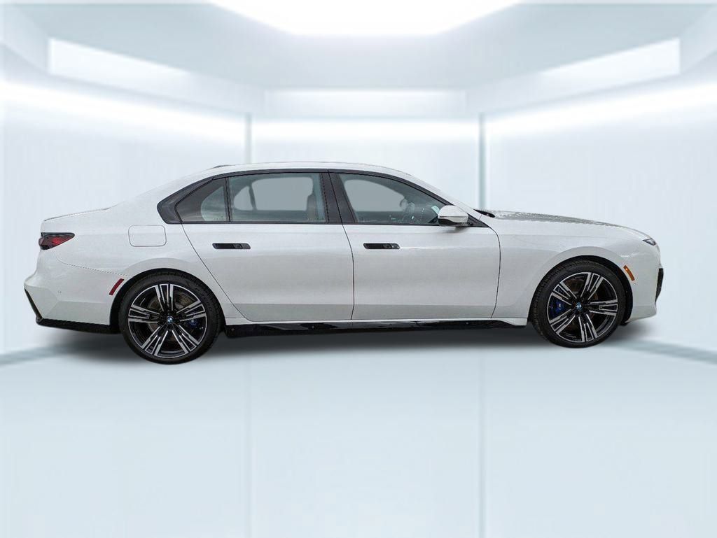 New 2024 Mineral White Metallic BMW xDrive60 image 4