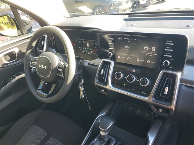 2023 Kia Sorento LX photo 4