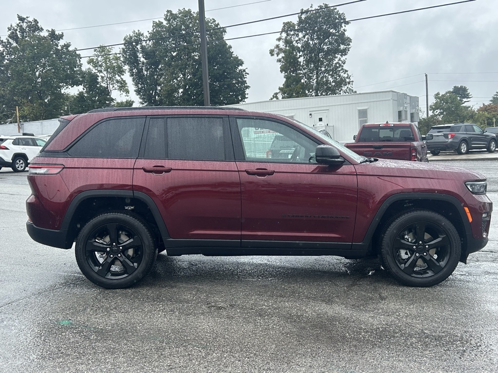 2025 Jeep Grand Cherokee Limited photo 4