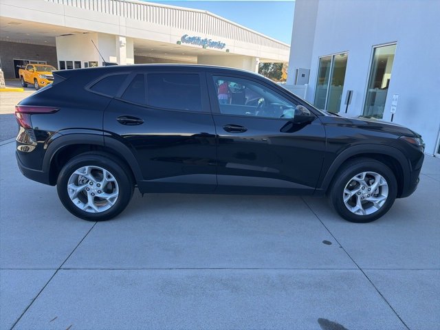 2024 Chevrolet Trax LS photo 2