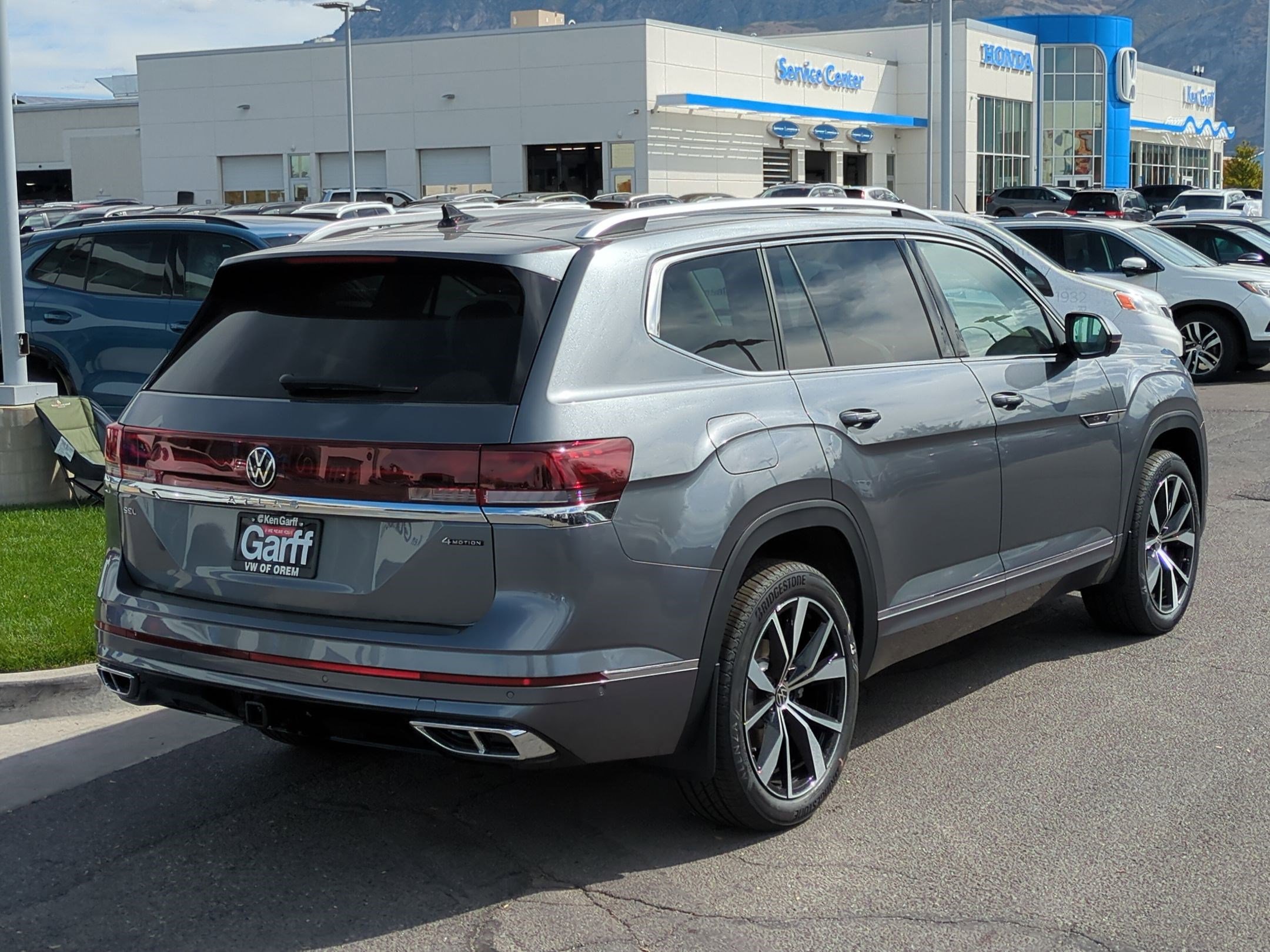 2025 Volkswagen Atlas SEL Premium R-Line photo 3