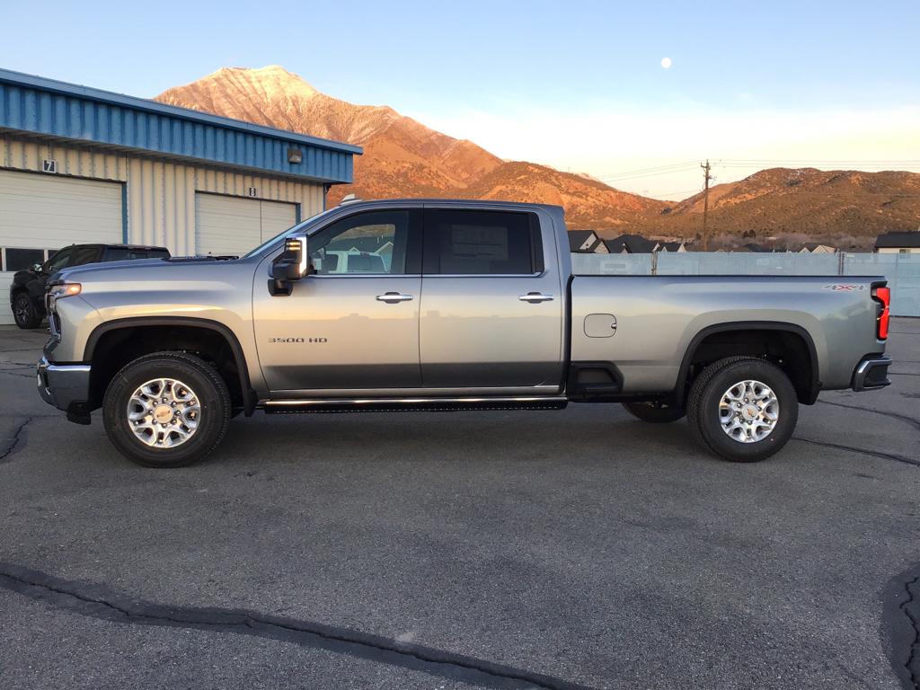 2025 Chevrolet Silverado 3500HD LTZ photo 2