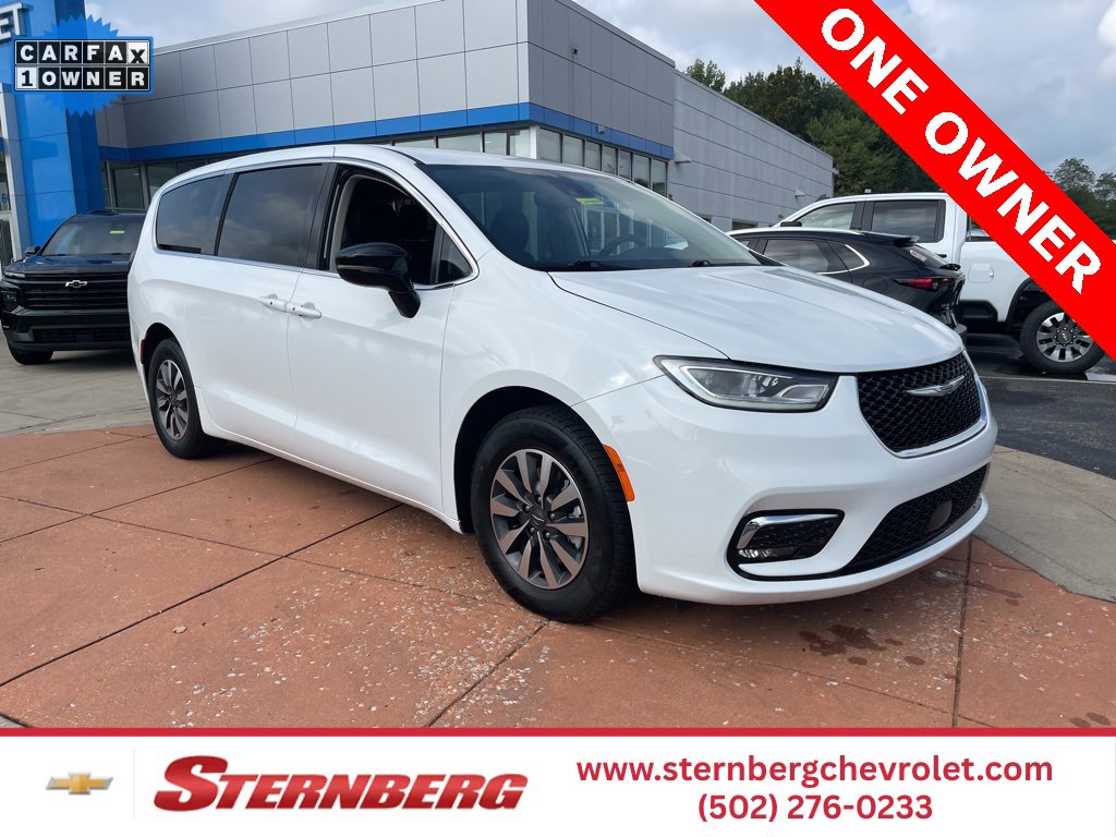 2024 Chrysler Pacifica PHEV Select's photo