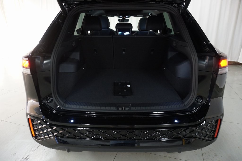 2025 Volkswagen Tiguan SE R-Line Black photo 24