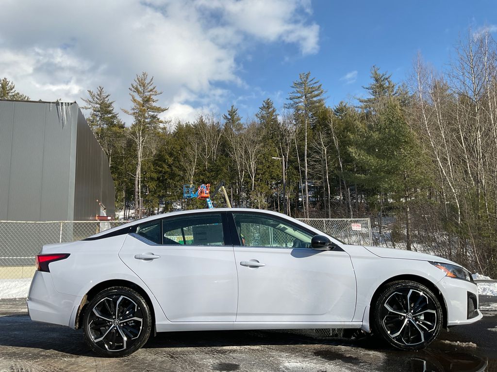 2025 Nissan Altima 2.5 SR photo 9