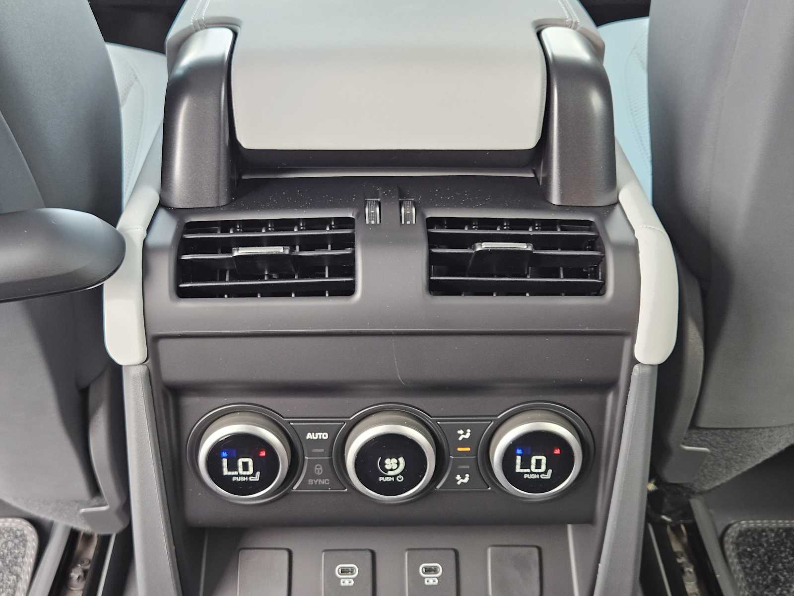 2025 Land Rover Defender 130 V8 photo 23
