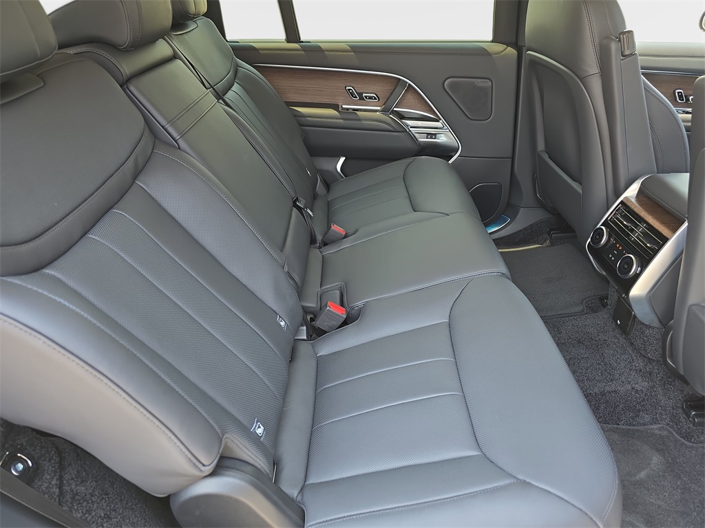 2025 Land Rover Range Rover SE photo 11