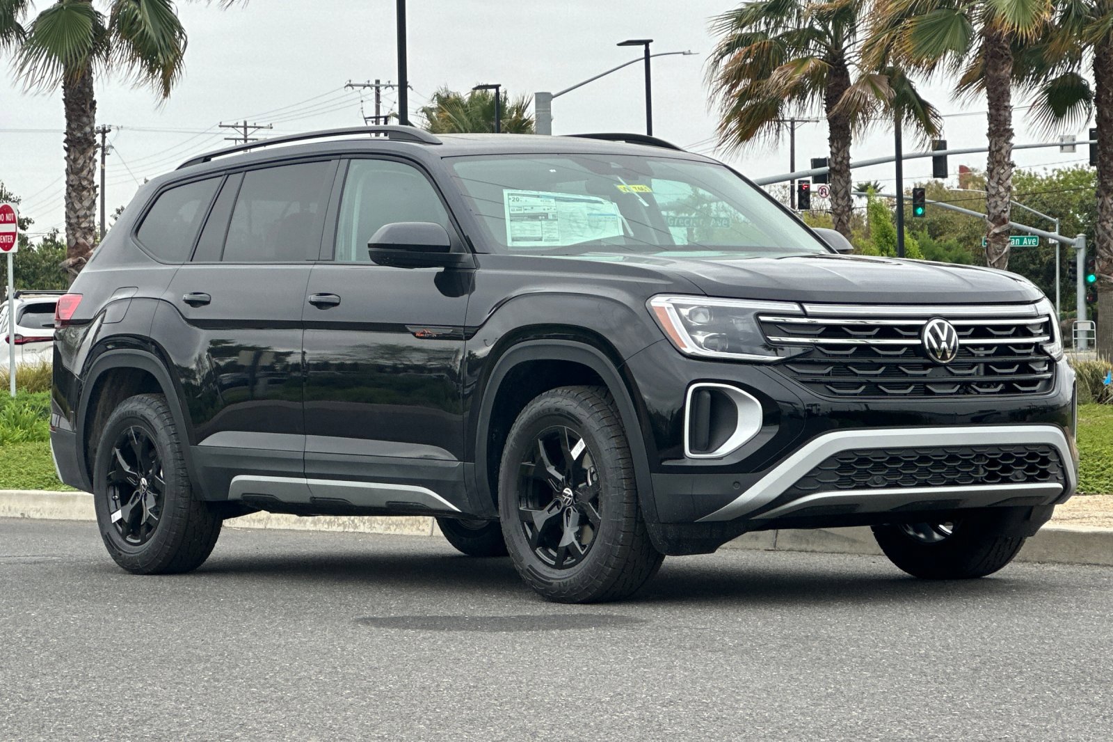 2025 Volkswagen Atlas Peak Edition SE photo 2