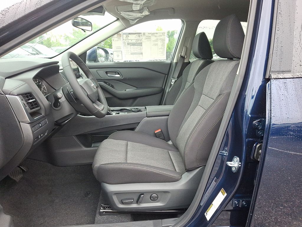 2026 Nissan Rogue SV photo 5