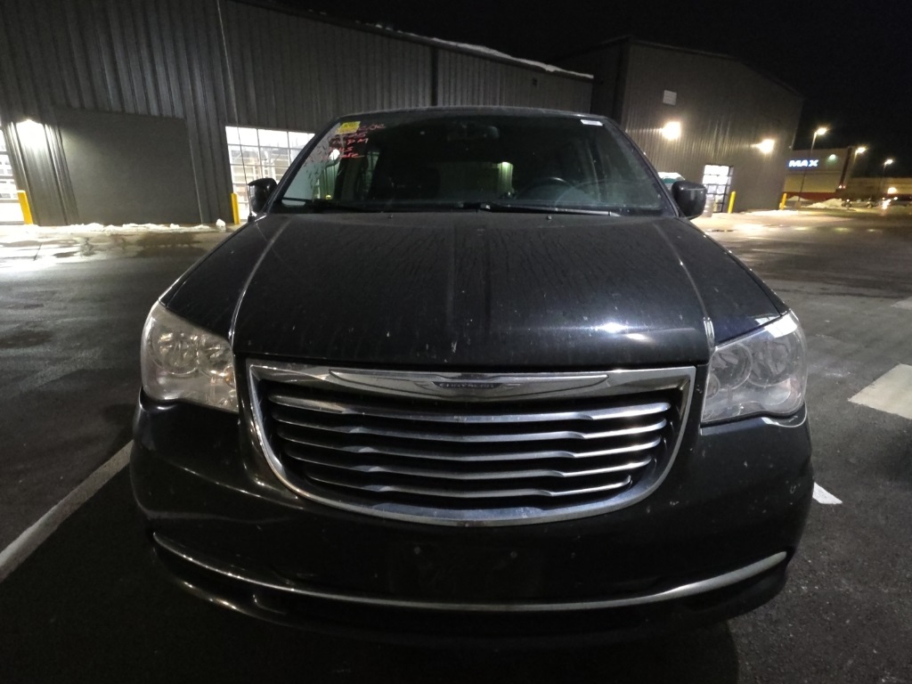 2012 Chrysler Town & Country Touring's photo