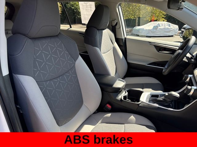 2024 Toyota RAV4 XLE photo 22