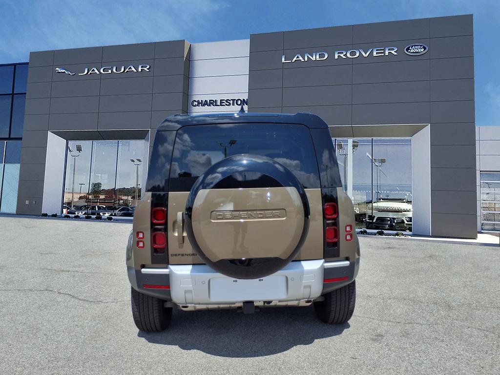 2025 Land Rover Defender 110 S photo 3