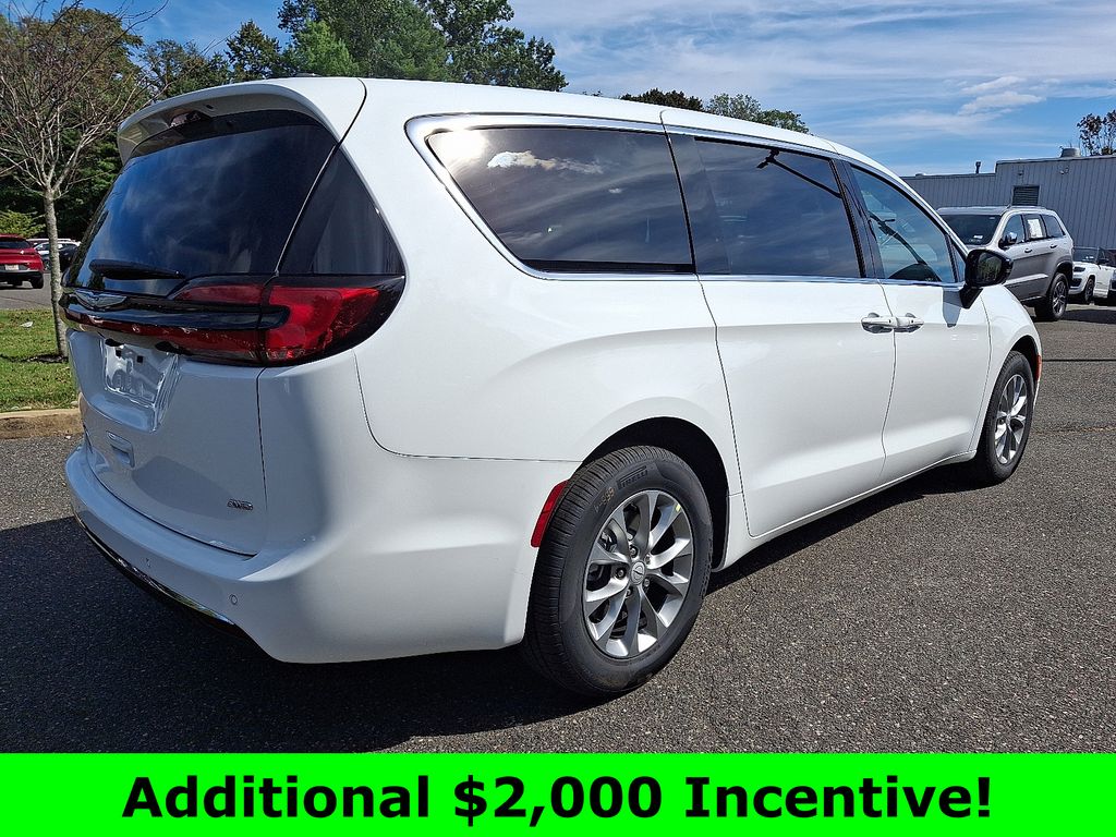 2026 Chrysler Pacifica photo 4