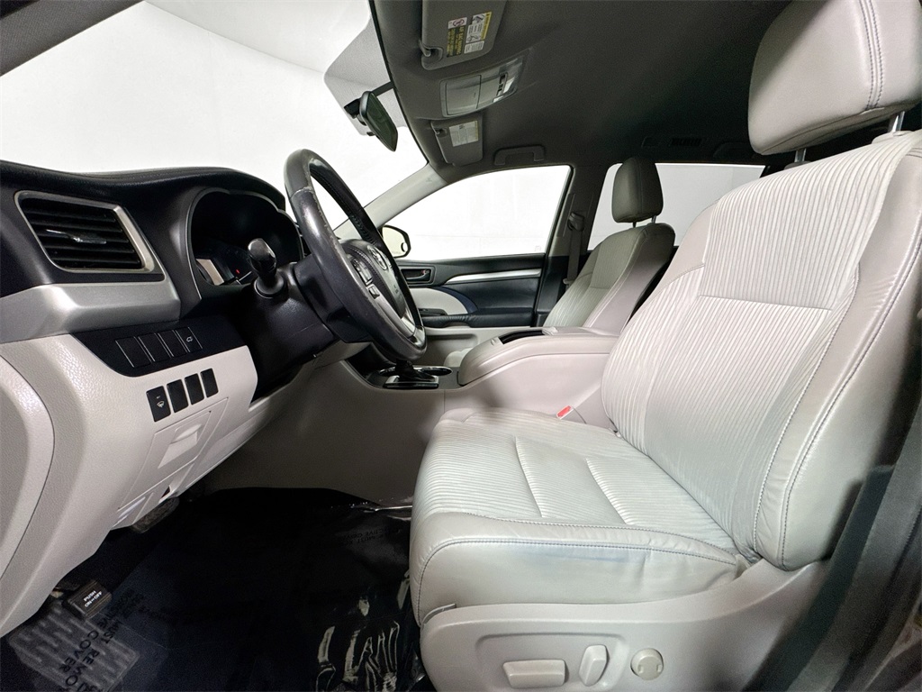 2014 Toyota Highlander LE Plus photo 6