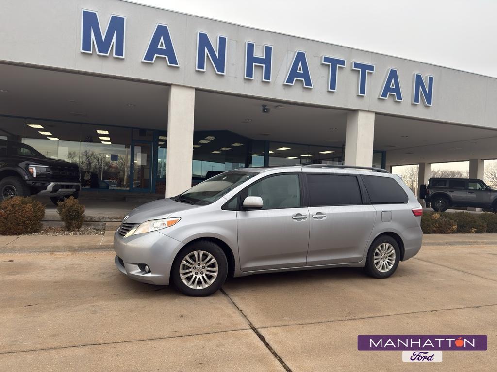 2015 Toyota Sienna XLE's photo