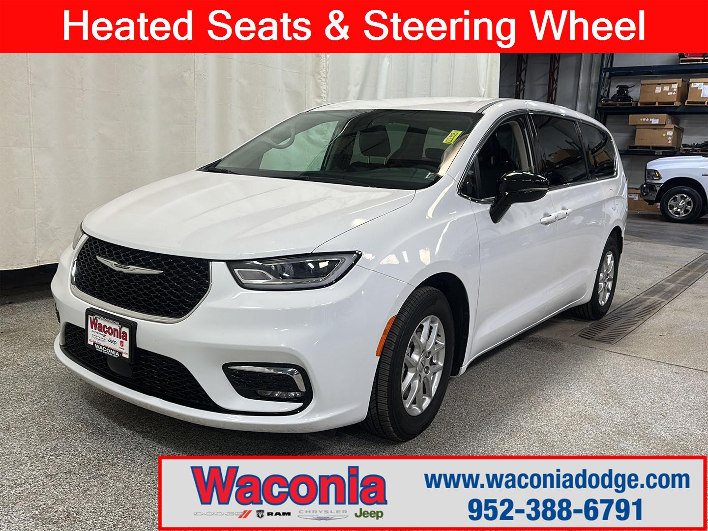 2024 Chrysler Pacifica Touring L's photo