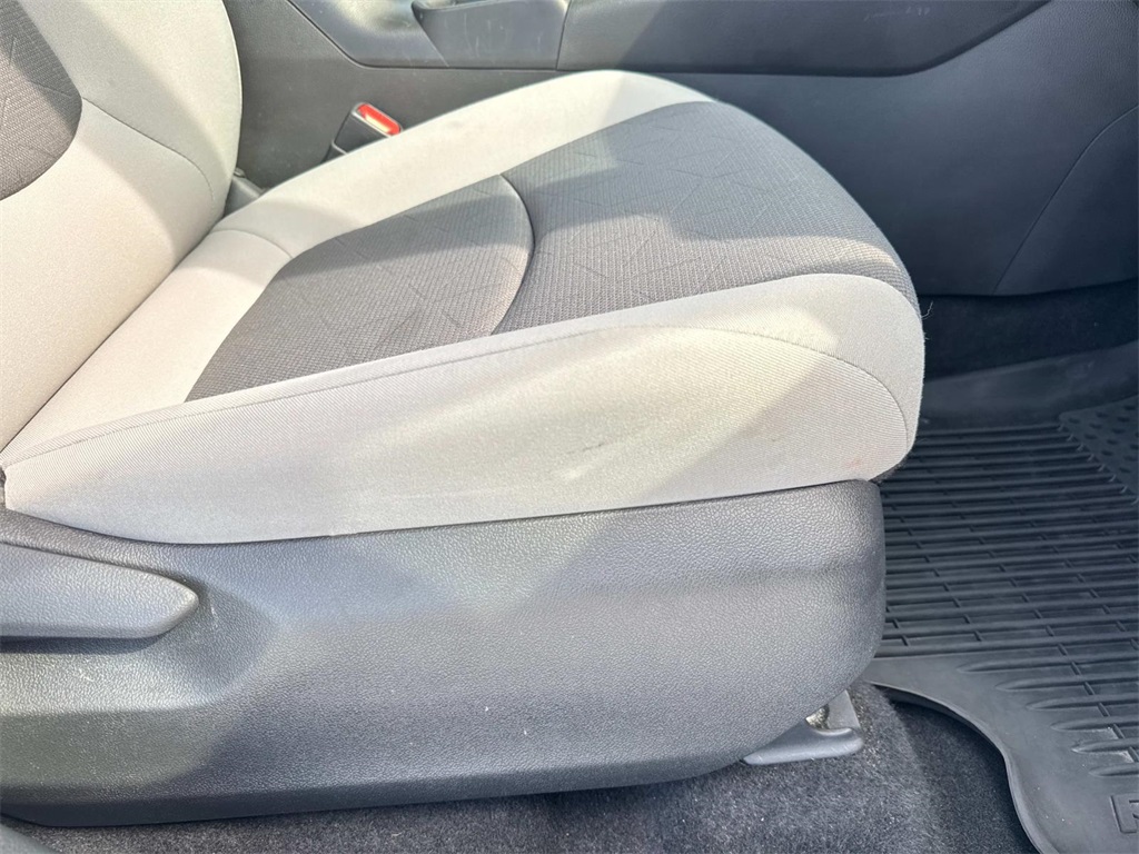 2022 Toyota RAV4 Hybrid XLE photo 10