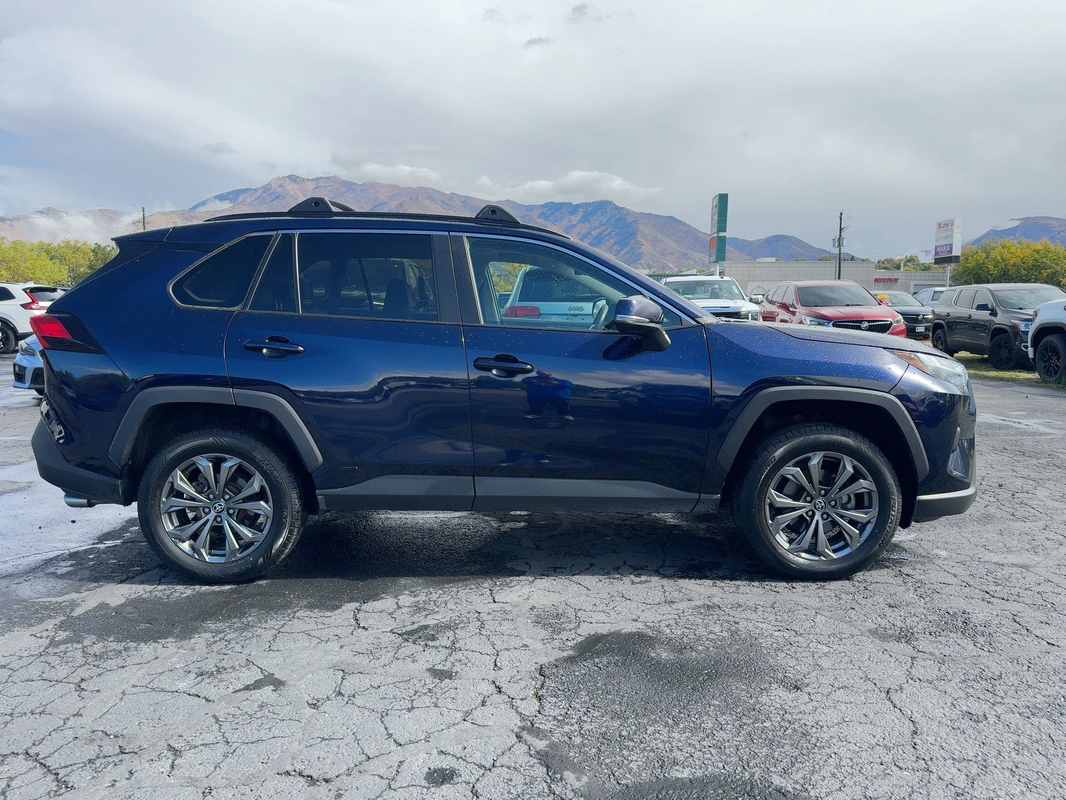 2022 Toyota RAV4 Hybrid XLE Premium photo 2